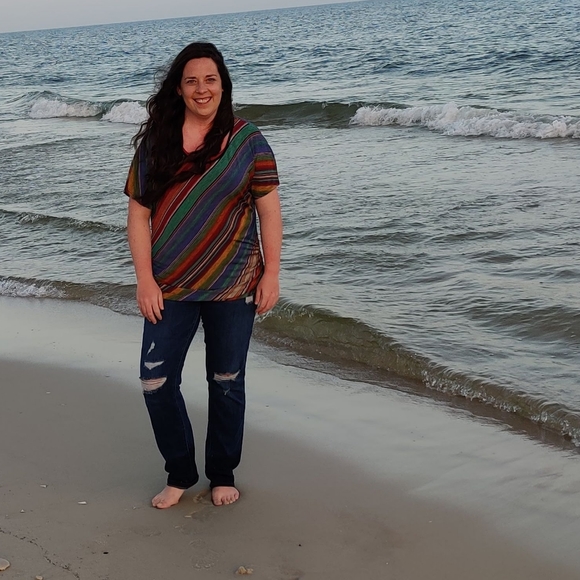 Meet your Posher, Amanda - Picture 2 of 3